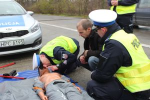 policjanci przypominają kierowcom zasady udzielania pierwszej pomocy