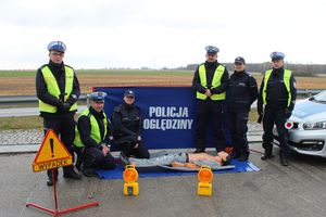 policjanci na miejscu pozorowanego wypadku drogowego