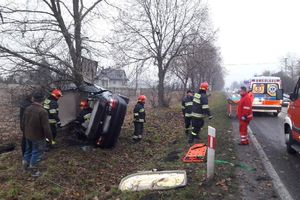 rozbite auto i służby ratownicze