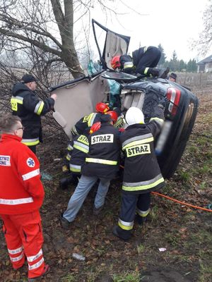 rozbite auto i służby ratownicze