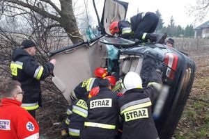 rozbite auto i służby ratownicze