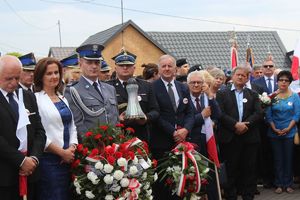 reprezentacje służb i władz powiatu z wieńcami