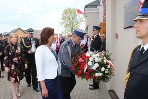 Komendant Powiatowy Policji w Lipnie składa wieniec pod tablicą