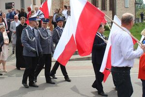 komendanci policji w biało czerwonym pochodzie