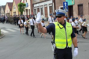 policjanci drogówki zabezpieczają przemarsz