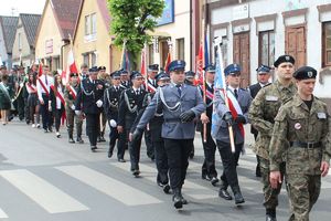 przemarsz pocztu sztandarowego Policji