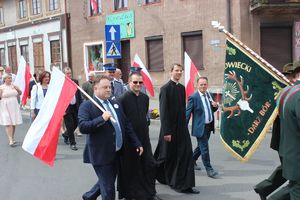 starosta powiatu z biało czerwoną flagą