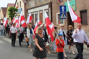 uczestnicy przemarszu z flagami