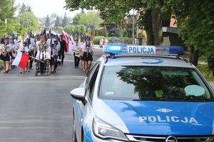 policja zabezpiecza pochód