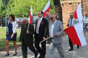 reprezentanci władz samorządowych z flagami