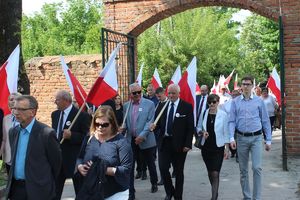 reprezentanci władz samorządowych z flagami