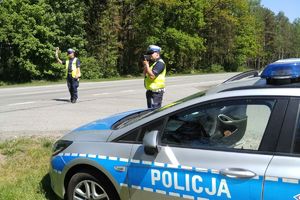 policjanci zatrzymują auto do kontroli