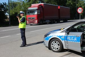 policjant mierzy prędkość