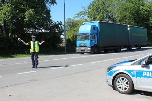 policjant zatrzymuje pojazd