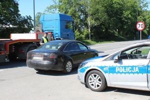 policjant przeprowadza kontrolę drogową