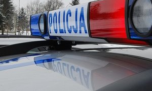 napis policja na dachu radiowozu