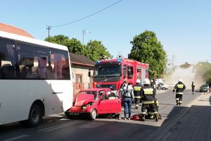 służby ratownicze - straż i helikopter udzielają pomocy