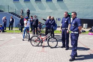 policjanci czuwają nad przebiegiem konkurencji