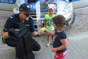 policjant rozdaje odblaski