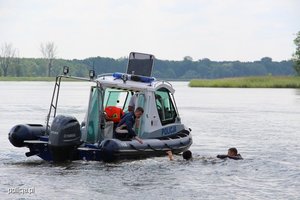 policjanci na łodzi