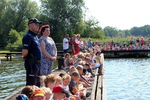 policjant i dzieci na pomoście