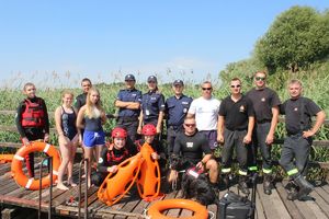 policjanci i woprowcy na łodzi