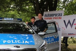 kobieta z policjantką przy radiowozie