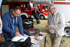 mężczyzna rozmawia z technikiem kryminalistyki