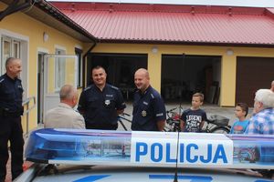 policjanci, wójt i mieszkańcy