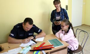 mama z córka rejestrują rowery u policjanta