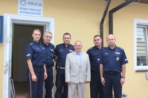 Wójt Gminy Wielgie i policjanci przy punkcie przyjęć interesantów