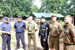 policjanci, leśniczy, strażak i harcerze