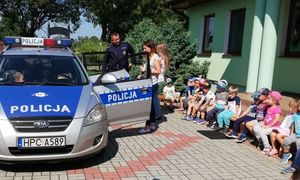 policjant z dziećmi przy radiowozie