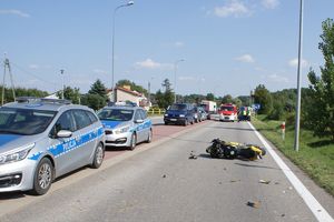 przewrócony motocykl na szosie