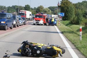 przewrócony motocykl na szosie