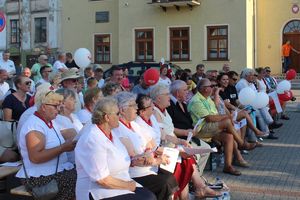 uczestnicy uroczystości śpiewają piosenki