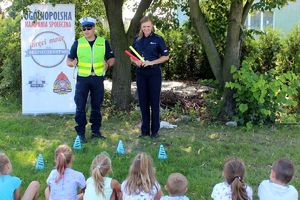 policjanci na spotkaniu z dziećmi