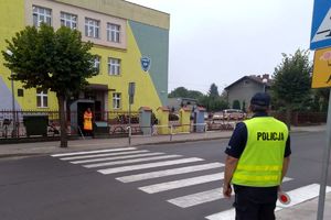 &amp;quot;Agatka&amp;quot; i policjant na przejściu dla pieszych przed szkołą