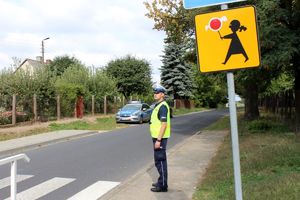 policjant przy przejściu dla pieszych