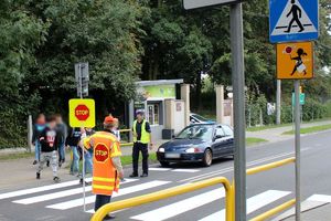 &quot;Agatka&quot; i policjant na przejściu dla pieszych przed szkołą, uczniowie na pasach