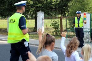 ćwiczenie przejścia przez jezdnię ze światłami drogowymi