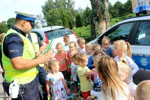 policjant rozdaje odblaski