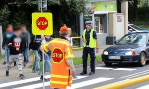 policjant i &quot;Agatka&quot; na przejściu dla pieszych