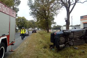 kolizja w Chlebowie auto na boku, policjanci, wóz strażacki