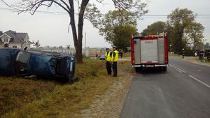 kolizja w Chlebowie auto na boku, policjanci na miejscu