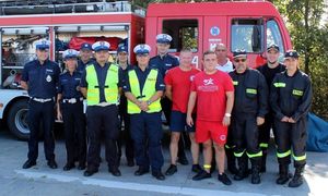 zdjęcie grupowe służb uczestniczących w działaniach