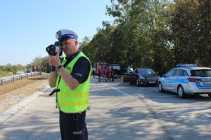 policjant mierzy prędkość