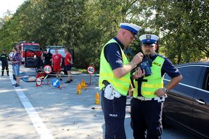 policjanci z miernikiem prędkości