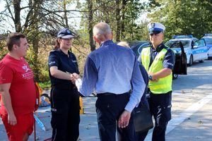 policjanci wręczają odblaski