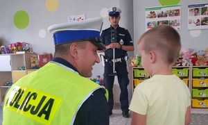 policjanci z dzieckiem